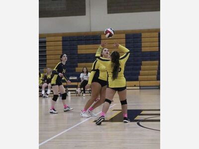 EHHS Volleyball Team Sets Their Way to Senior Night 