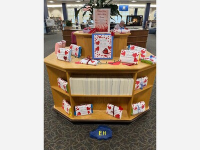 EHHS LMC’s Blind Date with a Book Encourages Students to Find their Love for Reading